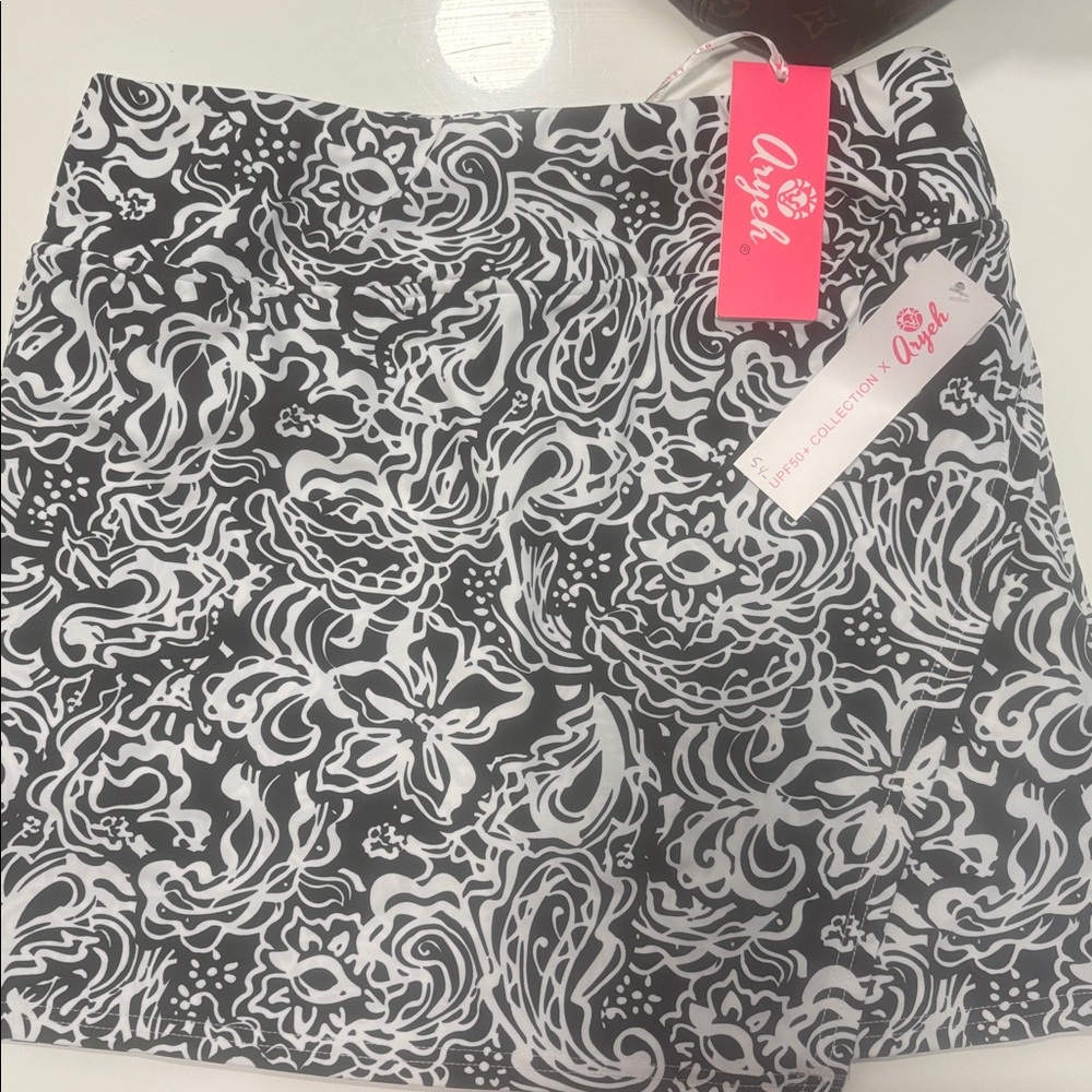 Aryeh Black and White Floral Print GOLF skort  NWT small UPF 50